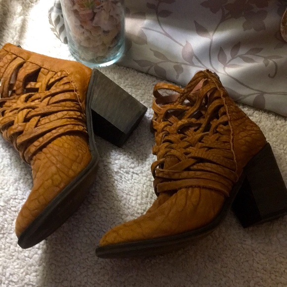 FREE PEOPLE LEATHER BOOTS - Picture 2 of 4
